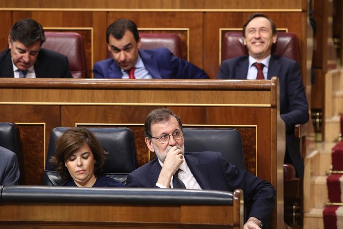 Soraya Sáenz de Santamaría i Mariano Rajoy en li debat de la moció de censura