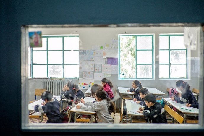 Niños refugiados en un colegio