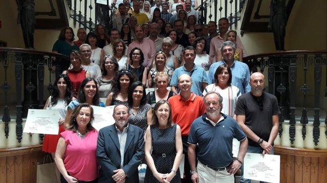 Fernández con los docentes de los centros educativos premiados