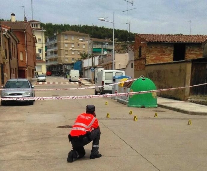 Un policía foral en el lugar donde ha sido atropellada la mujer