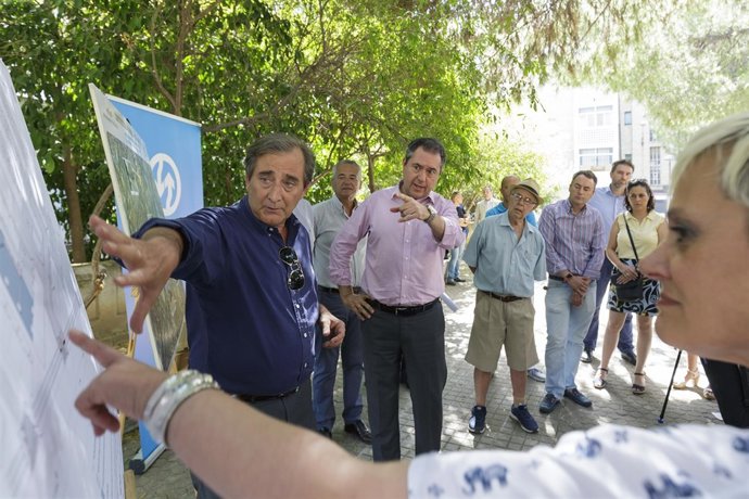 Espadas y Palop explican las obras.