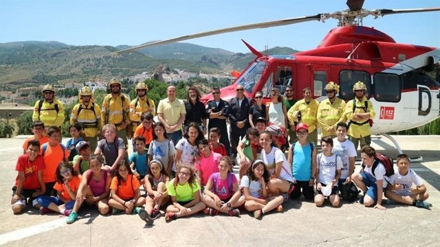 Escolares con los efectivos del Cedefo