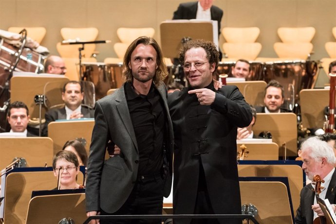 Gabriel Prokófiev con John Axelrod