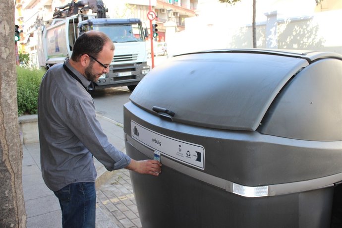 El xip instal·lat als contenidors de Mollet per controlar la seva capacitat 