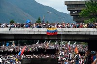 Diputados opositores dejan urnas de cartón en un cuartel militar de Venezuela tras la muerte del joven de 17 años