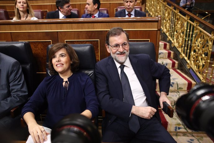 Santamaría y Rajoy en el debate de la moción de censura