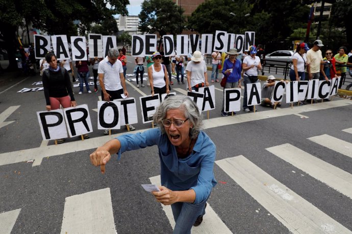 Un grupo de personas protesta contra el Gobierno venezolano