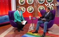 Pastor evangélico mexicano usa la bandera LGBT como alfombra