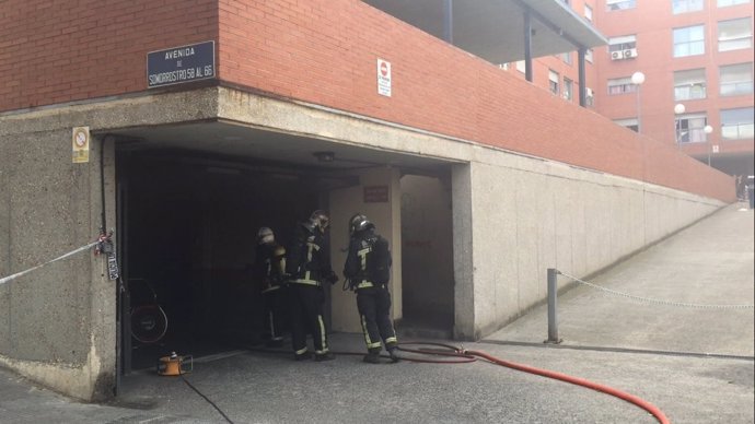 Bomberos en un garaje de San Fernando de Henares (Madrid)