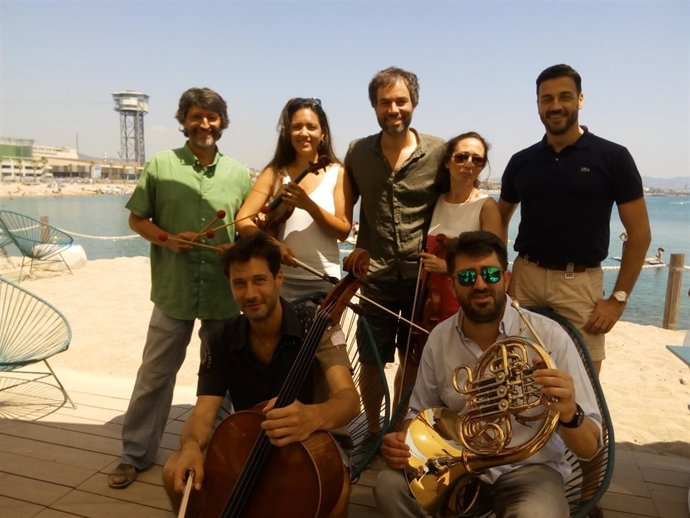 Músicos de la OBC junto a su gerente, J.Tort, y el director, J.Vicent