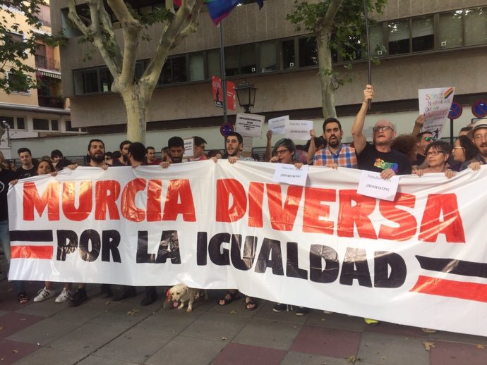 Manifestación pidiendo la dimisión del delegado 