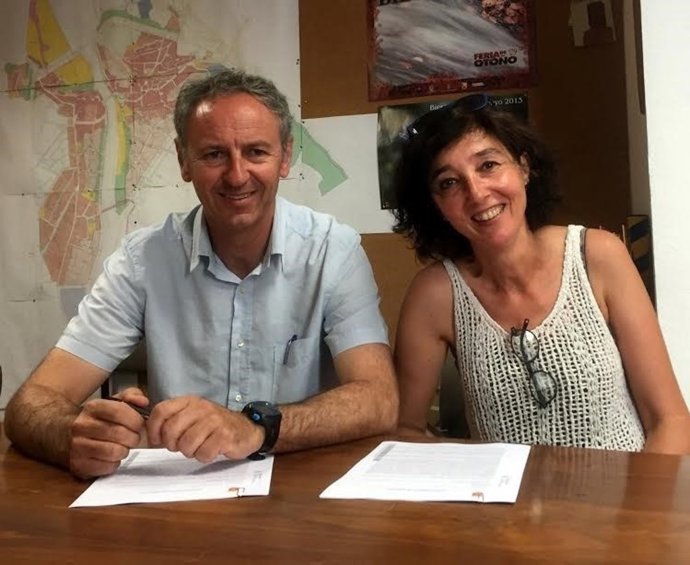 Alcalde Biescas y presidenta A. Protectora Animales Sin Techo, Silvia Maza