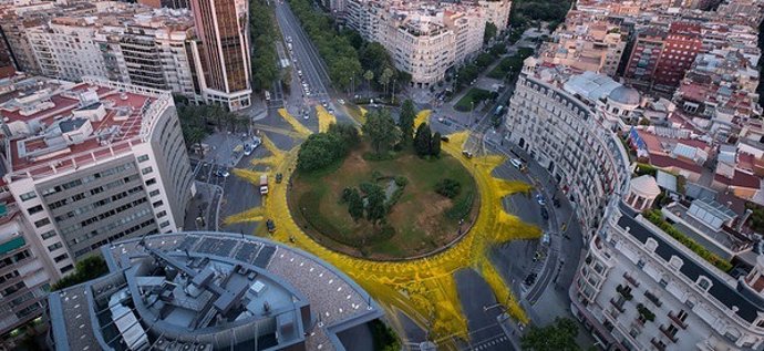 Sol gigante en la plaza Francesc Macià de Barcelona hecho por Greenpeace