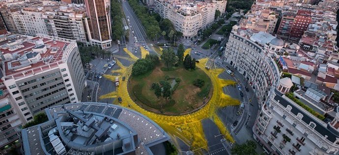 Sol gegant a la plaça Francesc Macià de Barcelona fet per Greenpeace