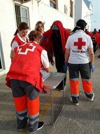 En libertad 92 inmigrantes llegados en patera a Motril por falta de espacio en los CIE