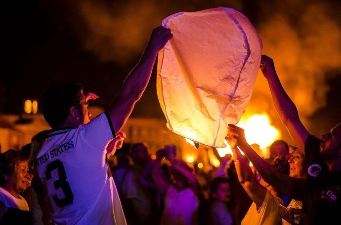 Imagen de la suelta de farolillos