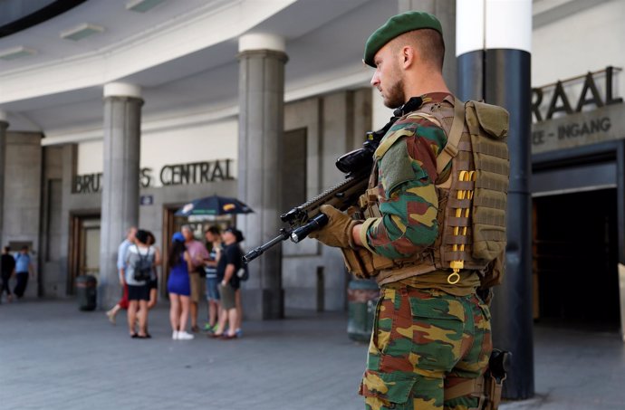 Un soldado delante de la estación central en Bruselas
