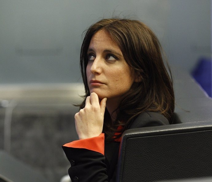 Andrea Levy atiende en una rueda de prensa en la sede del PP