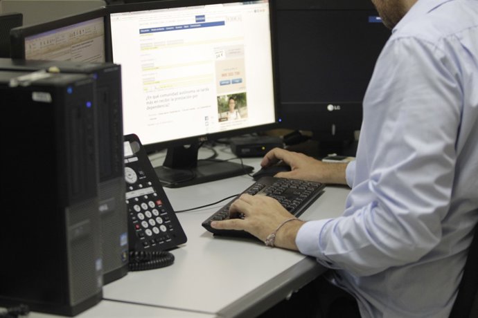 Treballador, oficina, teclat, ordinador