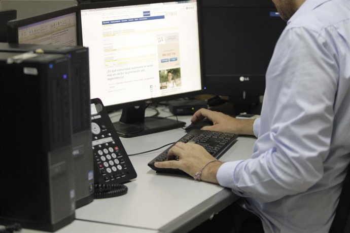 Treballador, oficina, teclat, ordinador