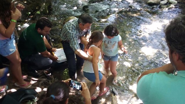 El delegado de Medio Ambiente asiste a la suelta de truchas en el río Majaceite