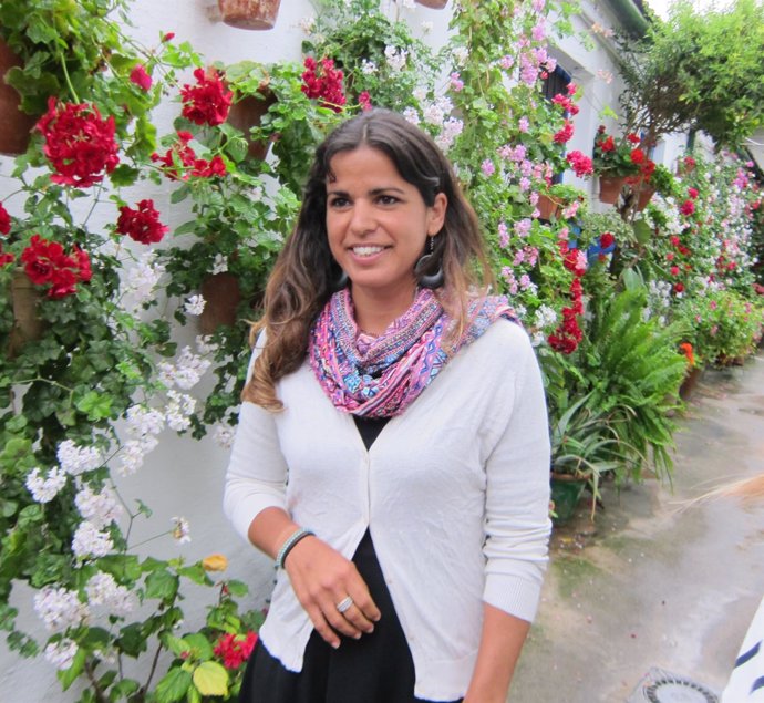 Teresa Rodríguez en un patio de Córdoba