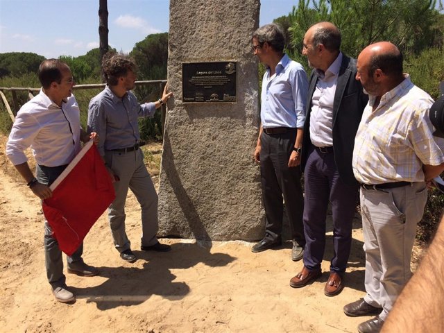 El consejero de Medio Ambiente, José Fiscal,  en Hinojos (Huelva). 