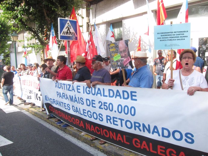 Protesta de jubilados ante el Parlamento de Galicia                       