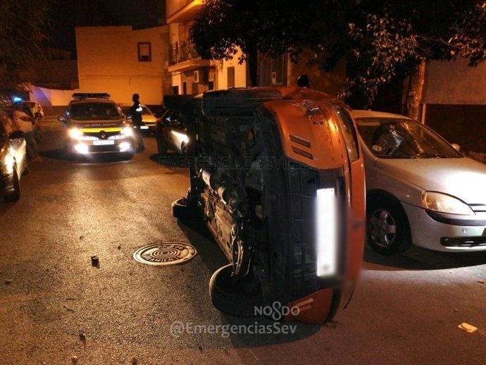 Coche volcado tras perder el control el conductor.