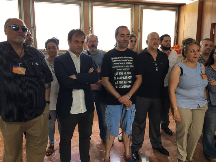 Jaume Asens amb representants del poble gitano de Catalunya