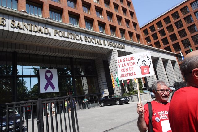 Protesta de enfermos de hepatitis a las puertas del Ministerio de Sanidad