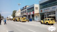 Los bomberos extinguen un incendio en una tienda-taller de motos en Avilés