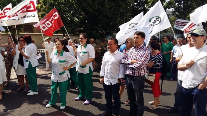 Epresentantes del PSOE en la concentración a las puertas del hospital