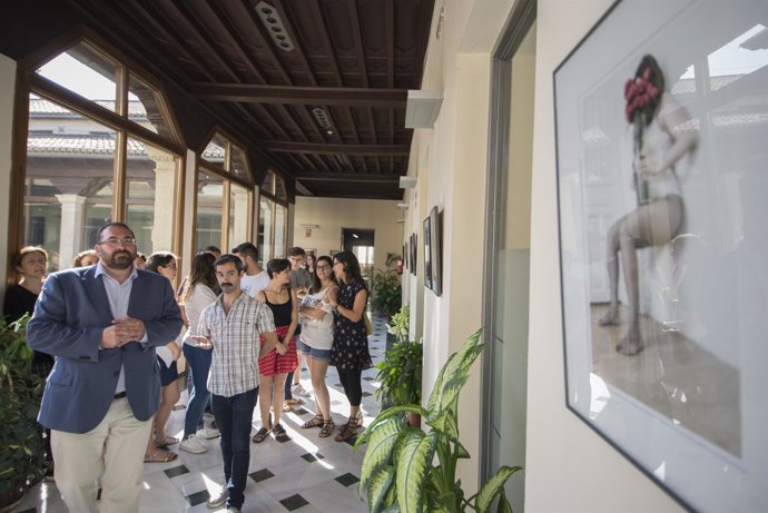 Inauguración de una exposición sobre identidad de género en la Junta