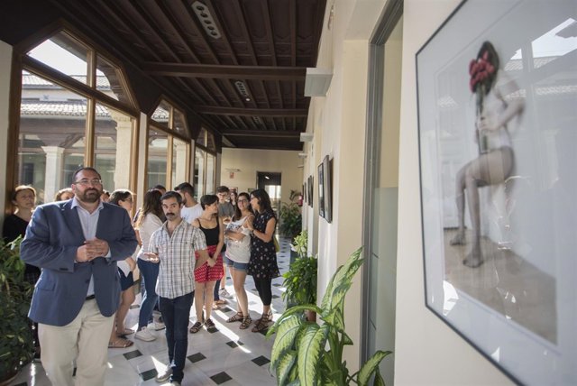 Inauguración de una exposición sobre identidad de género en la Junta