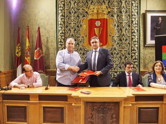 El alcalde de Cuenca en la firma