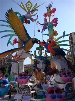 Monumento de Sèneca-Autobusos titulado "Festa Tropical"