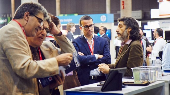 Experts i visitants en l'edició del 2015 de la fira