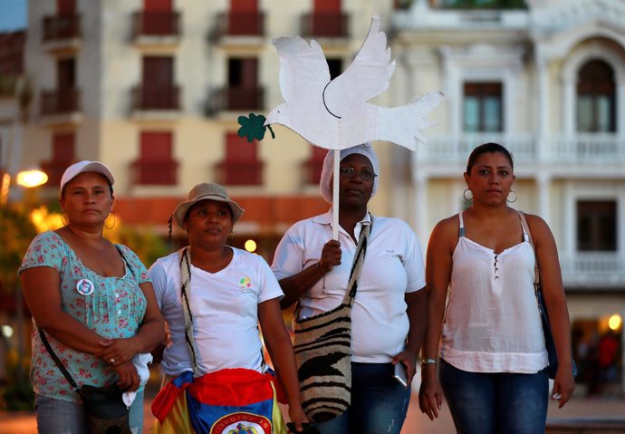 Mujeres se manifiestan a favor del proceso de paz en Colombia