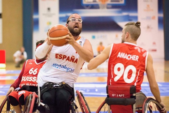 España se estrena con una trabajada victoria masculina contra Suiza