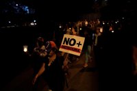 Cientos de personas marchan hasta la sede de la OEA en Caracas en recuerdo de los manifestantes muertos en Venezuela
