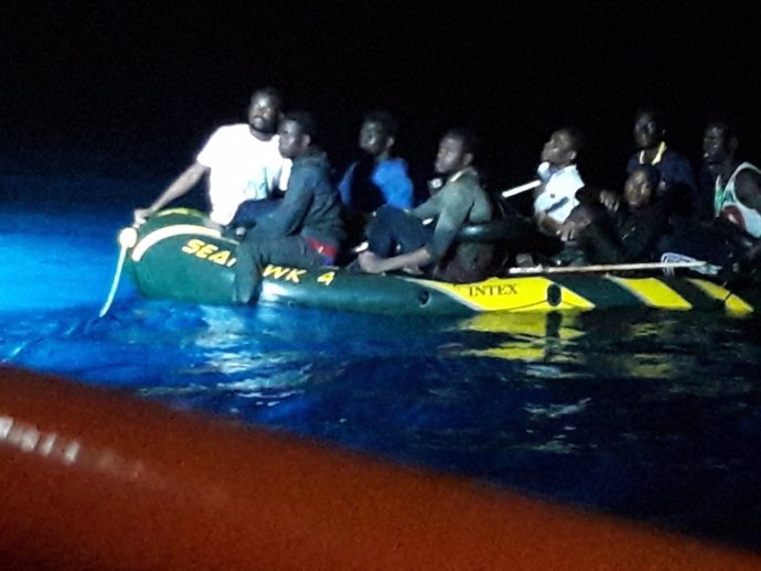 Immigrants rescatats de matinada en l'Estret i traslladats a Tarifa