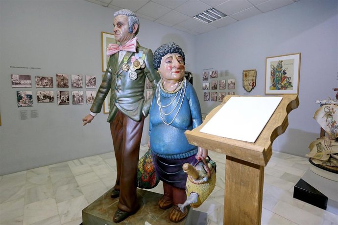 Dos ninots en el Museo de Fogueres