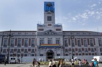 La Real Casa de Correos da la bienvenida al Orgullo con la bandera arcoíris colocada en la lona por obras