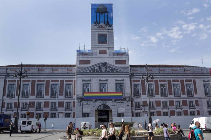La bandera arcoíris en la Real Casa de Correos