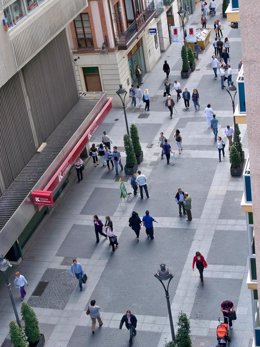 Transeúntes Paseando Por Las Calles De Valladolid