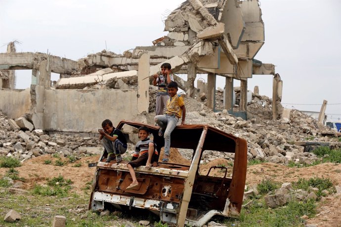 Niños desplazados en Irak juegan en Hamman al Alil