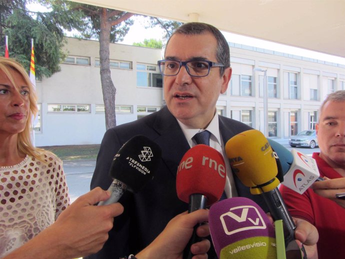 El conseller de Interior, Jordi Jané, atendiendo a los medios