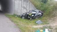 Un muerto y un herido grave al salirse con su coche de la vía en la A67