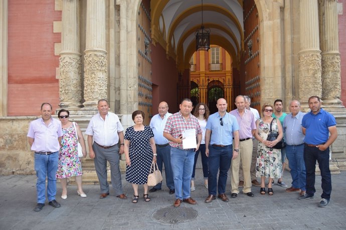 Concentración ante el Arzobispado de Sevilla